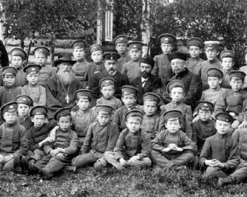 Первые гимназисты. В центре — директор гимназии С.А.Исполатов. 1910 год